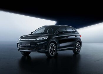 BYD Atto 3 terbaru hadir dengan teknologi flash charging ultra cepat dan desain crossover listrik yang lebih modern.