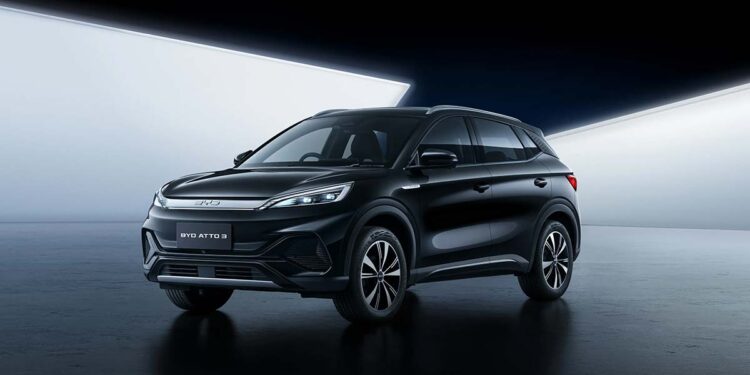 BYD Atto 3 terbaru hadir dengan teknologi flash charging ultra cepat dan desain crossover listrik yang lebih modern.