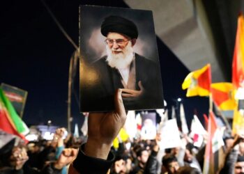 Ratusan Ribu Warga Iringi Shalat Jenazah Ali Khamenei, Iran Gelar Prosesi Pemakaman Bertahap hingga 9 Juli