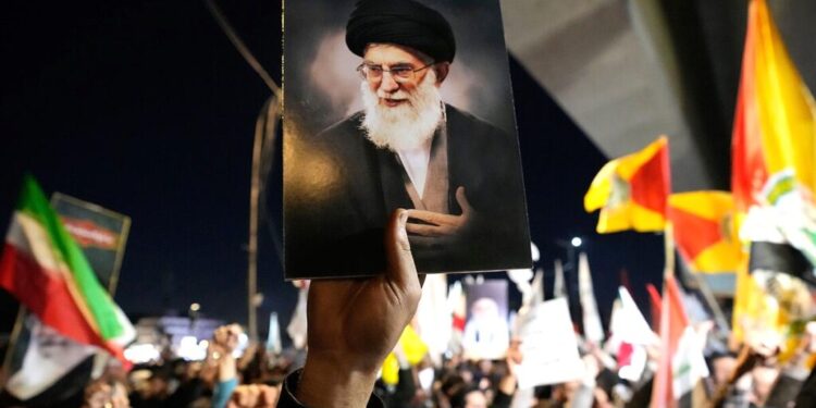 Ratusan Ribu Warga Iringi Shalat Jenazah Ali Khamenei, Iran Gelar Prosesi Pemakaman Bertahap hingga 9 Juli